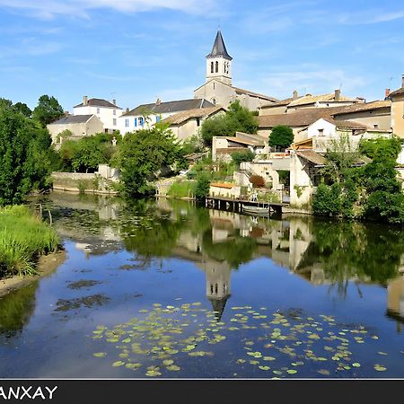 Bed and Breakfast Domaine De La Briouse Sanxay Exterior foto